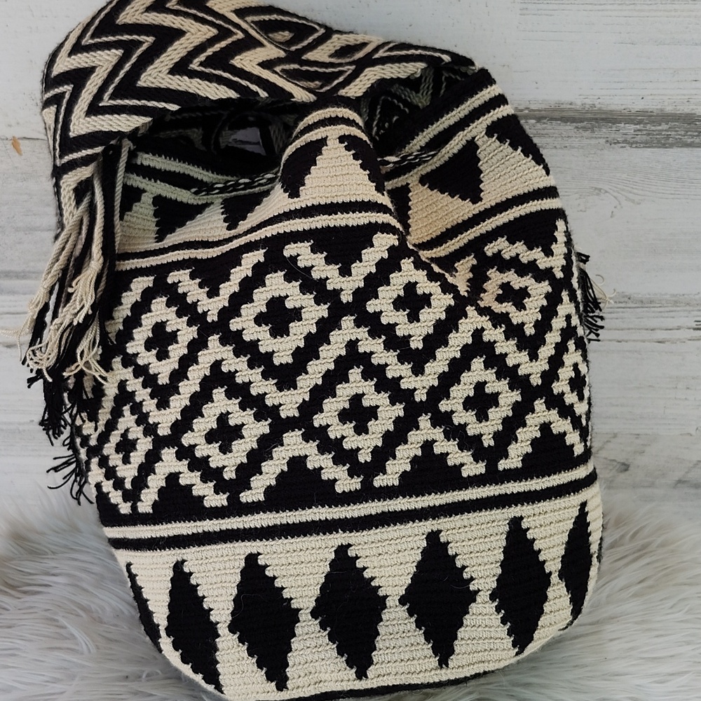 CHILA HANDMADE DRAWSTRING BUCKET BAG - Picture 3 of 13